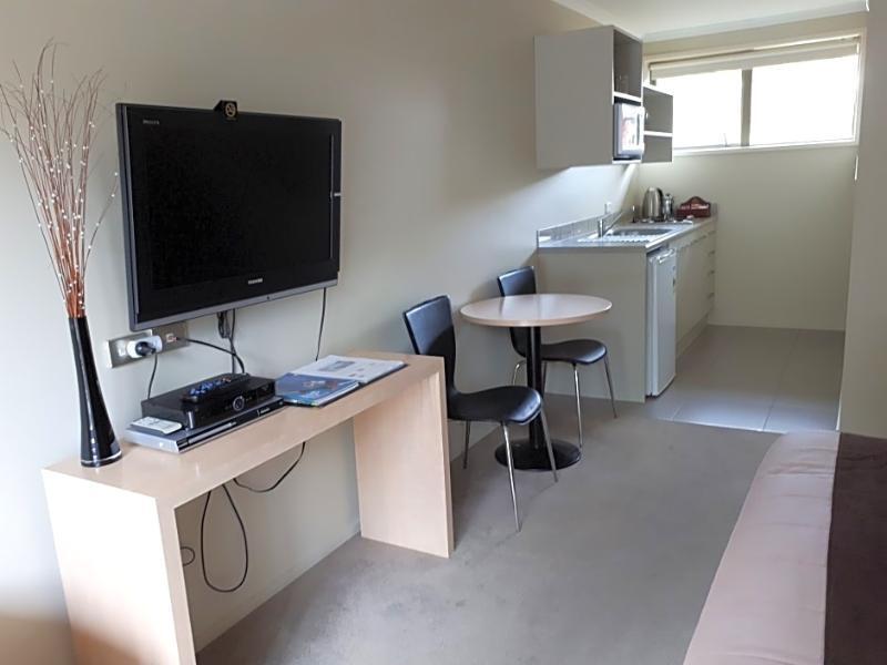Motel Tower Junction Motor Lodge: With Free Railway Shuttle Christchurch